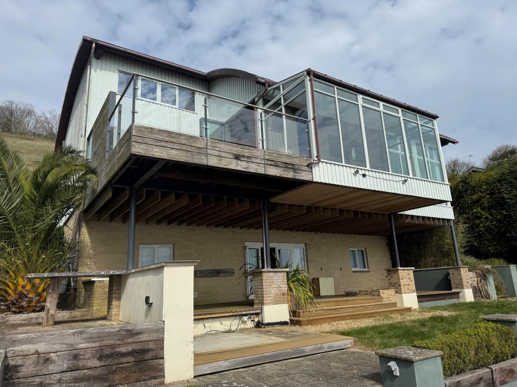 Lot: 106 - UNIQUE PROPERTY WITH STUNNING SEA VIEWS OVER THE ENGLISH CHANNEL - An alternative View from the Seaward Side